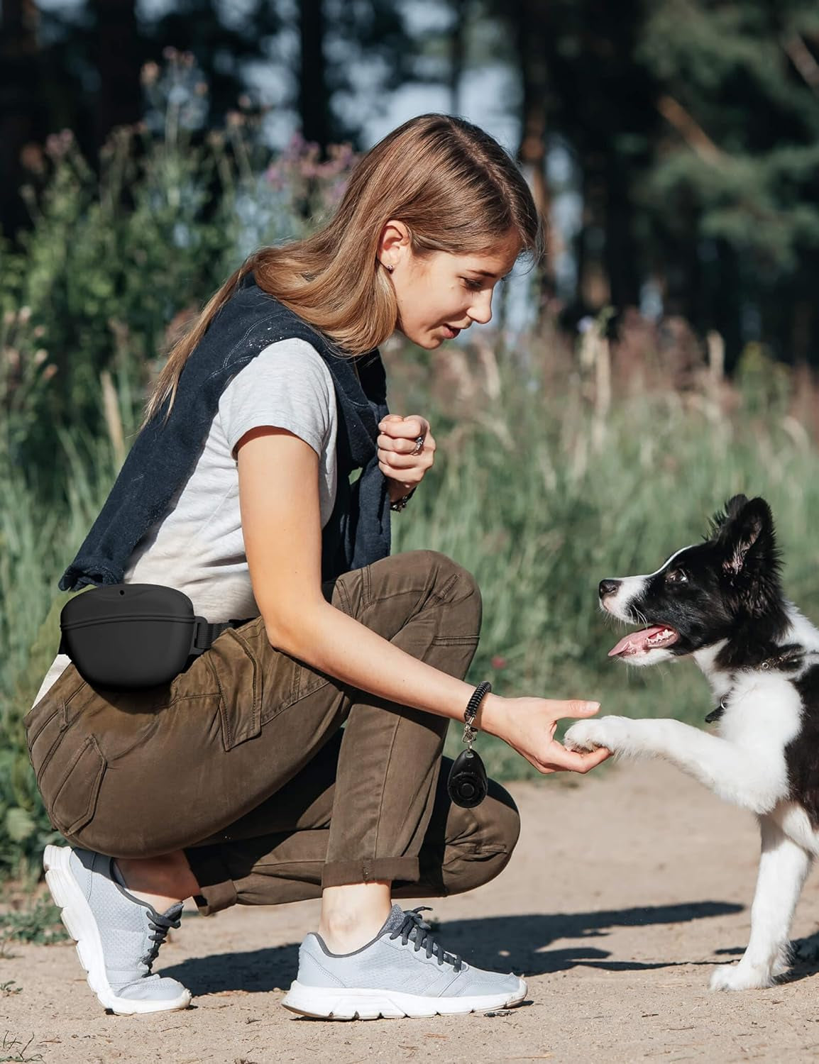 Heouvo Dog Treat Pouch with Training Clicker and Enhanced Magnetic Closure, 1.67 Cup Silicone Treat Bag Fanny Pack with Waist Belt for Pet Training and Walking (Black)